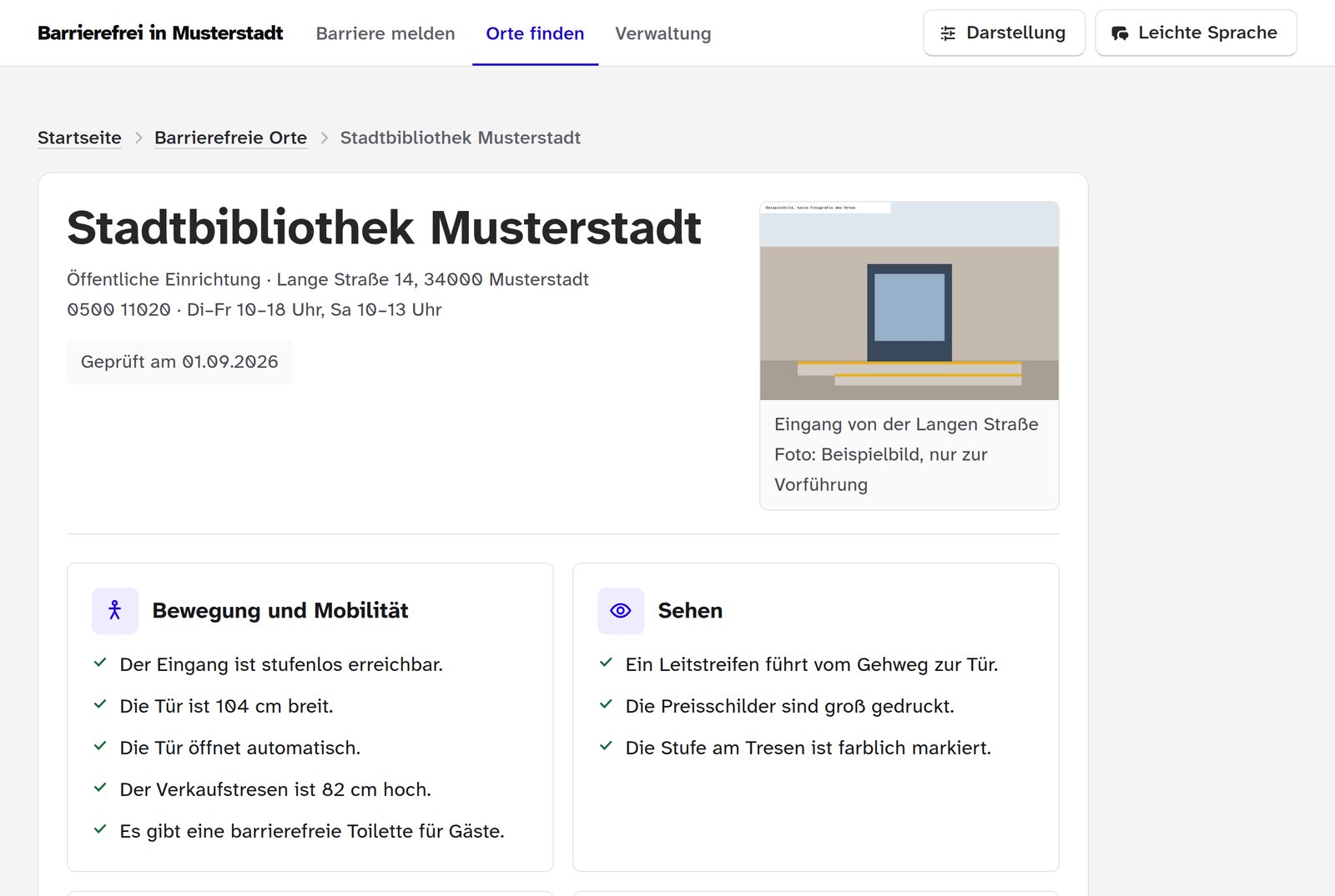Ansicht der Stadtbibliothek Musterstadt: öffentliche Einrichtung in der Langen Straße 14, geprüft am 01.09.2026, daneben ein Foto des Eingangs. Darunter die geprüften Angaben zu Bewegung und Mobilität und zu Sehen.